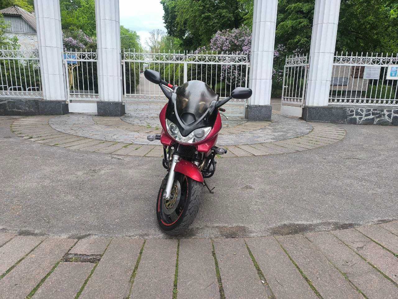 Suzuki GSF 600 Bandit S 2002 на повному бойову ходу