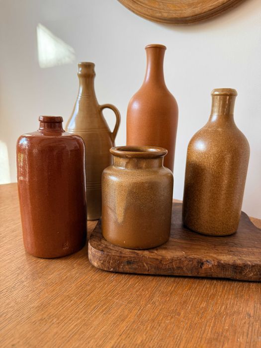 Dekoracyjny zestaw 5ciu ceramicznych butelek na oliwę lub nalewki.