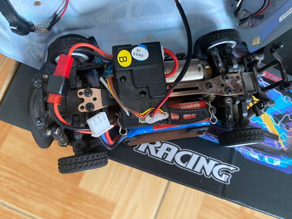 Машинка на радіоуправлінні для дрифту WLToys 284010 4WD 1:28