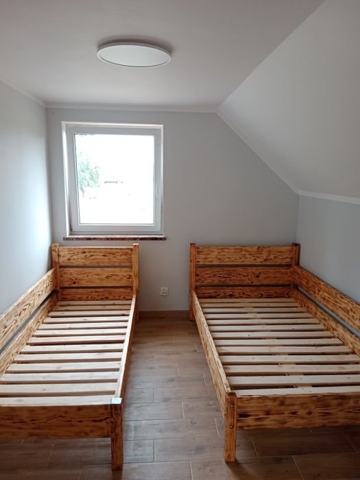 Łóżka z drewna litego