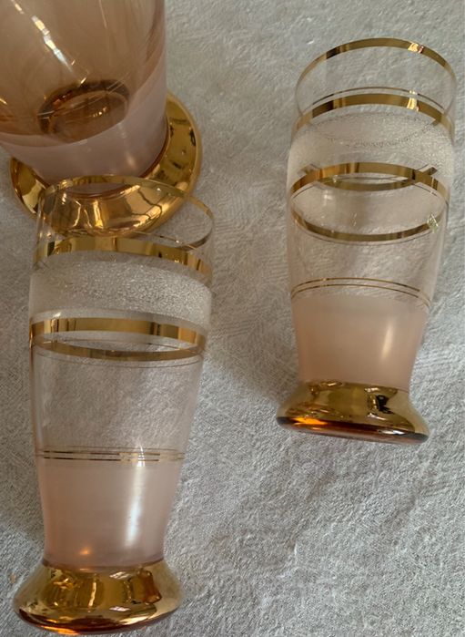 Кувшин  и  4 стакана. Богемское стекло