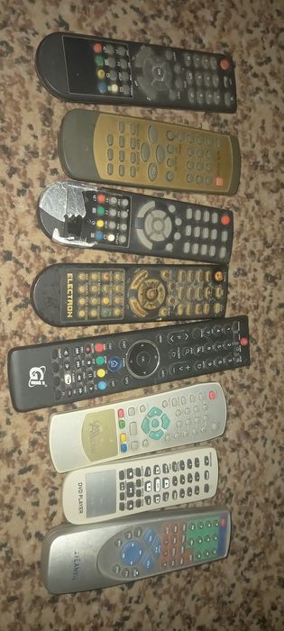 Продам пульти до телевізорів і тюнерів.