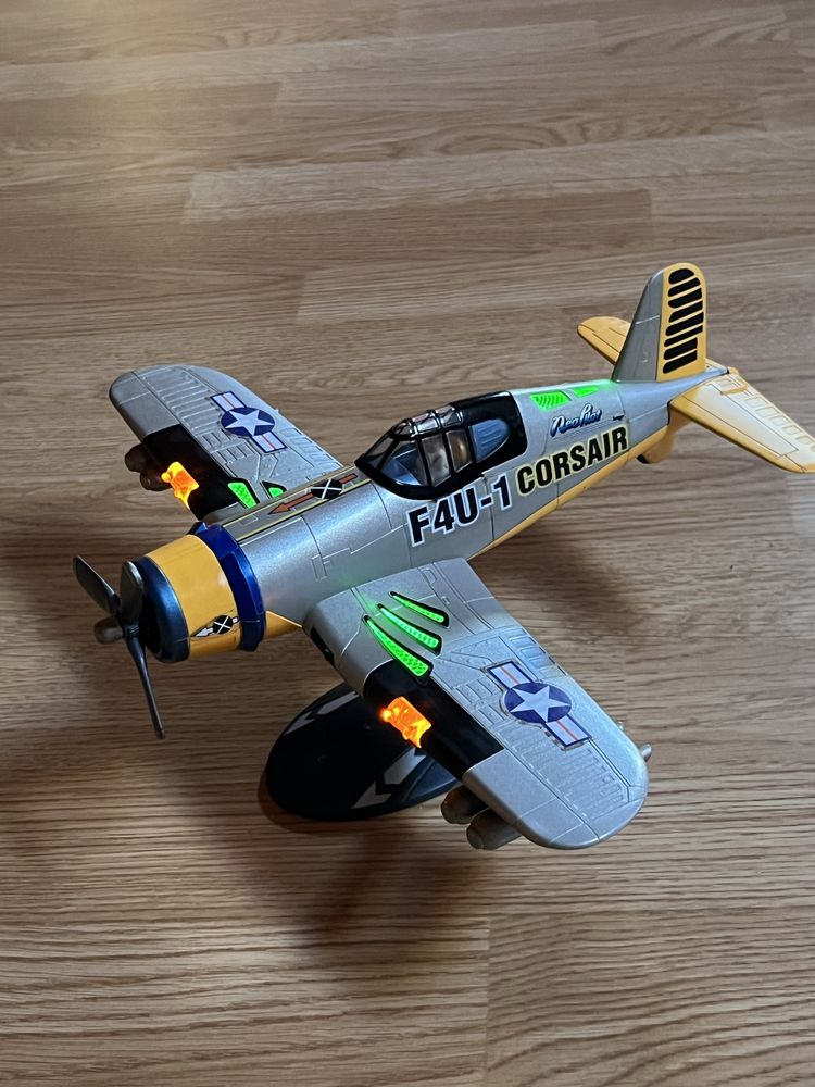 Dois aviões brinquedo com suporte