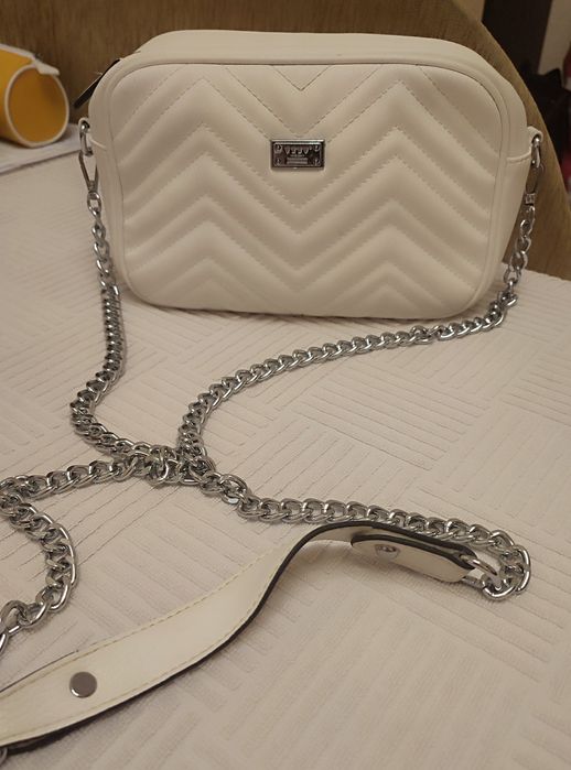 Сумочка белая на длинном ремешке с цепочкой