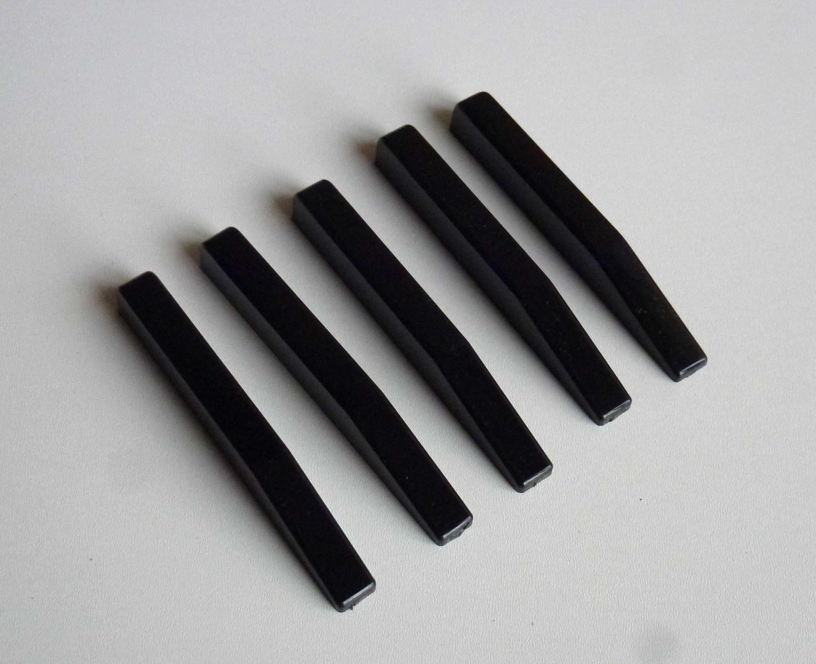 Akordeon, nakładki klawiszy półtonowych o szerokości 10,5 mm.