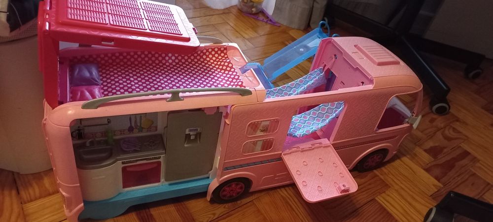 Autocaravana da Barbie completa