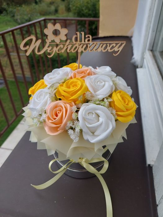 Flowerbox z róż mydlanych na dzień nauczyciela, urodziny it