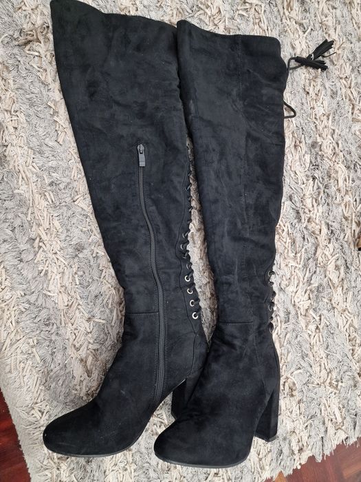 Bota preta de camurça, de cano subido