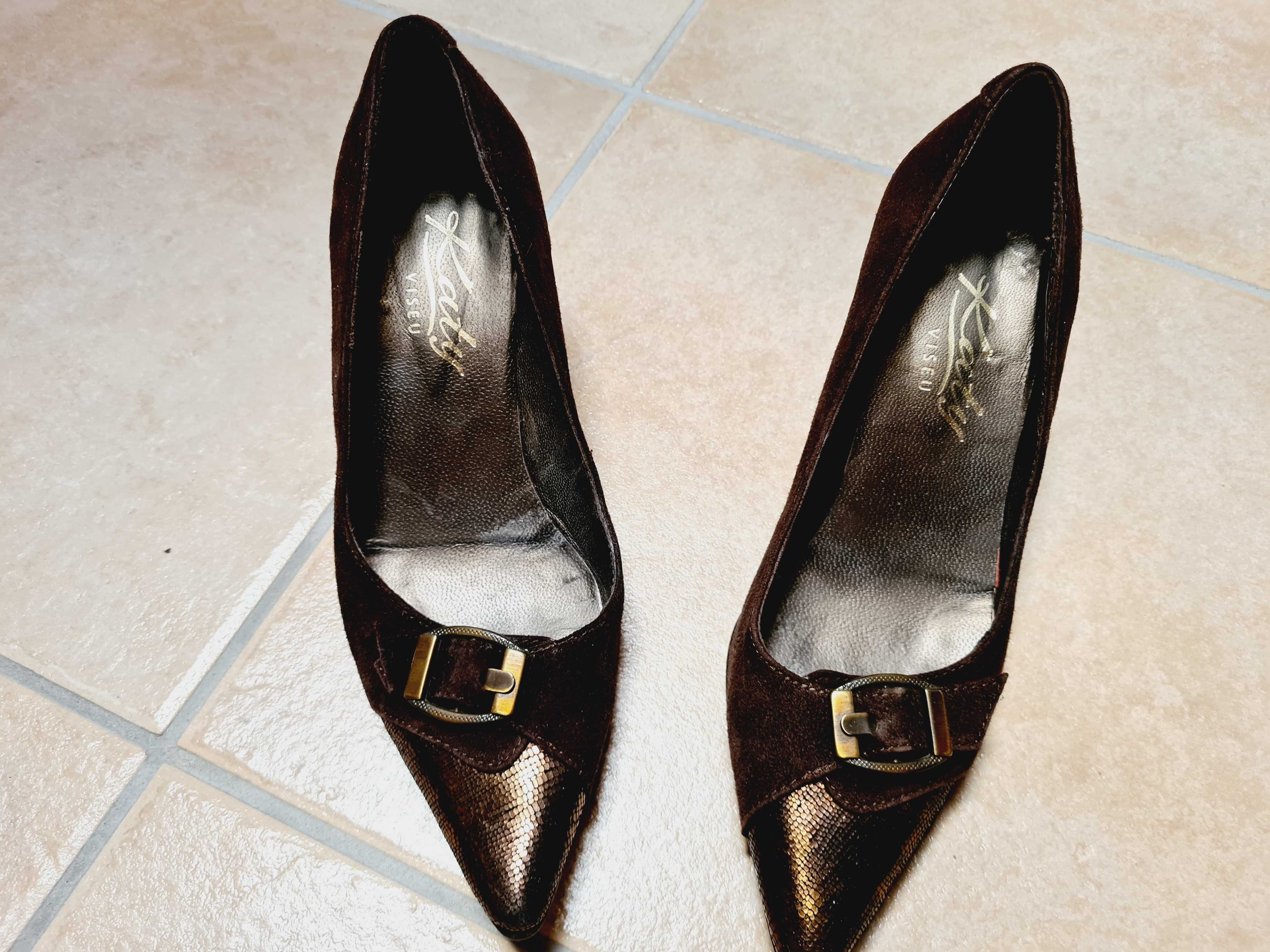 Sapatos castanhos
