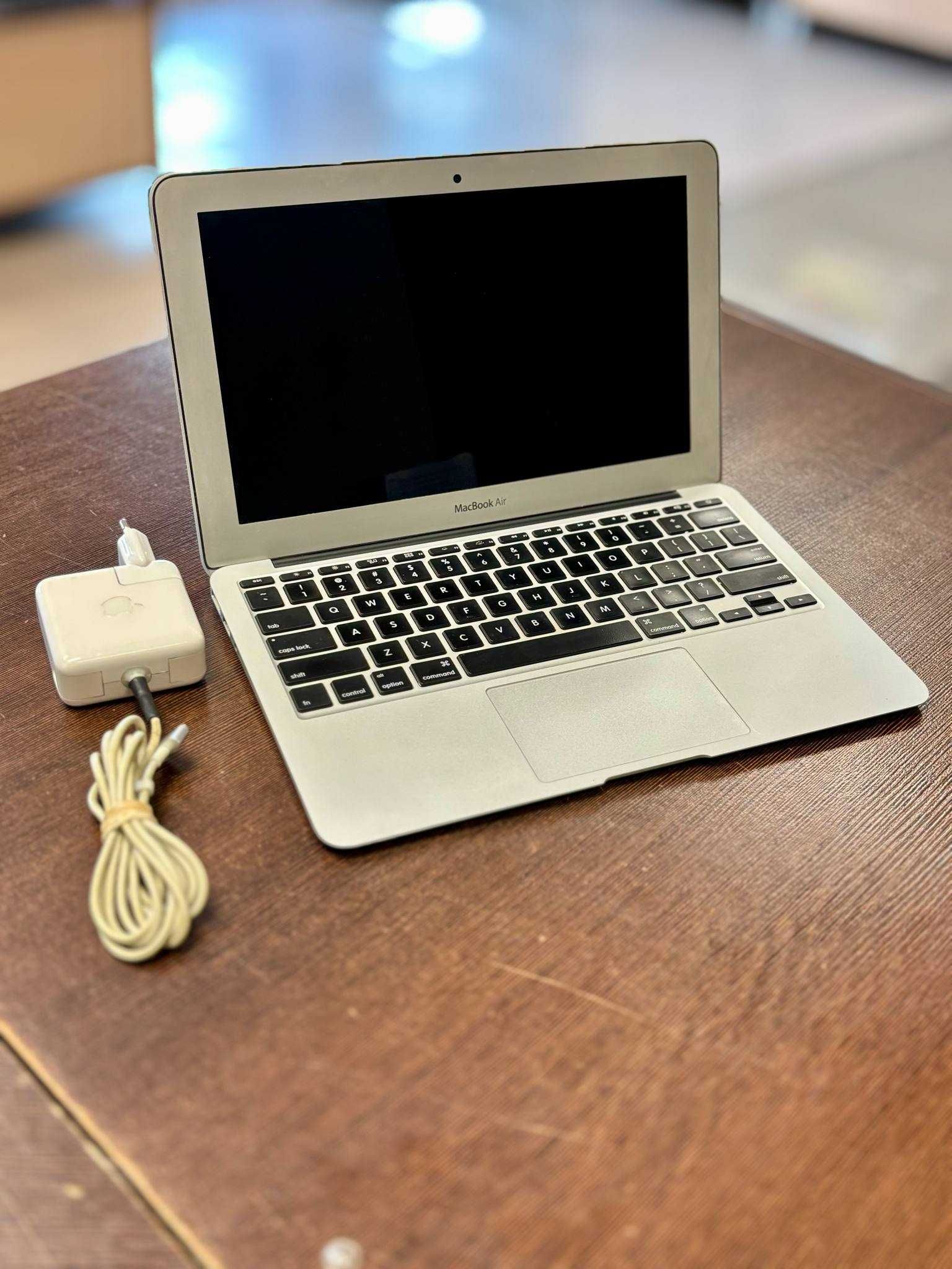 Laptop Apple Macbook Air 11 " Intel Core i5 4 GB / 128 GB srebrny