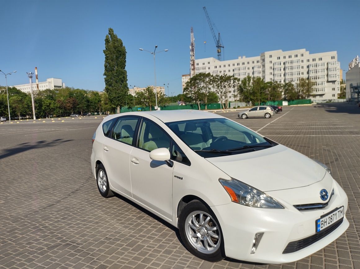 Toyota Prius v в отличном состоянии