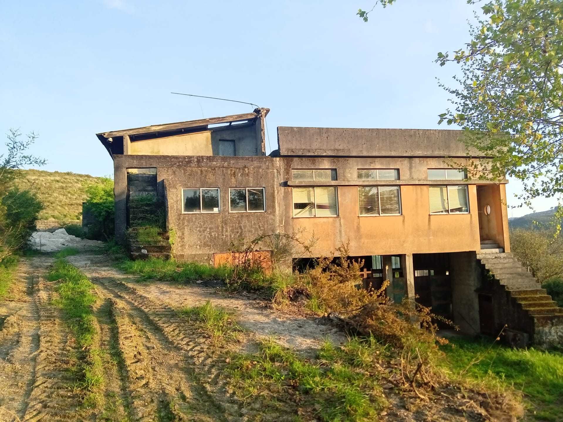 Casa geminada com 10 quartos e 5 casas de banho, para restaurar