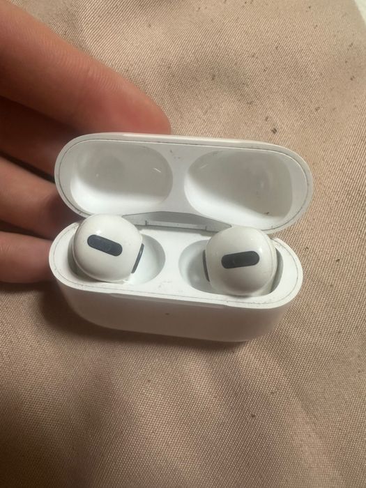 AirPods 1 pro  w miarę dobry