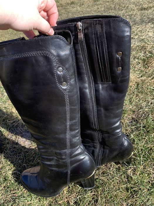 Високі черевики.