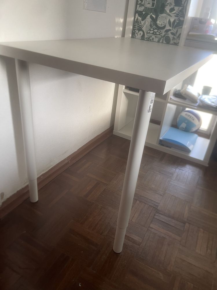 Secretária branca com espaço para estante