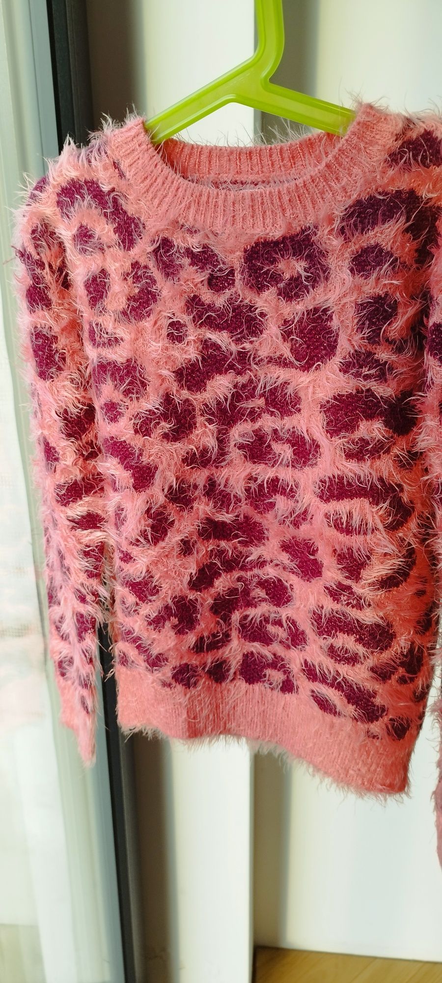 Sweter włochaty futrzak panterka koralowy 122 128