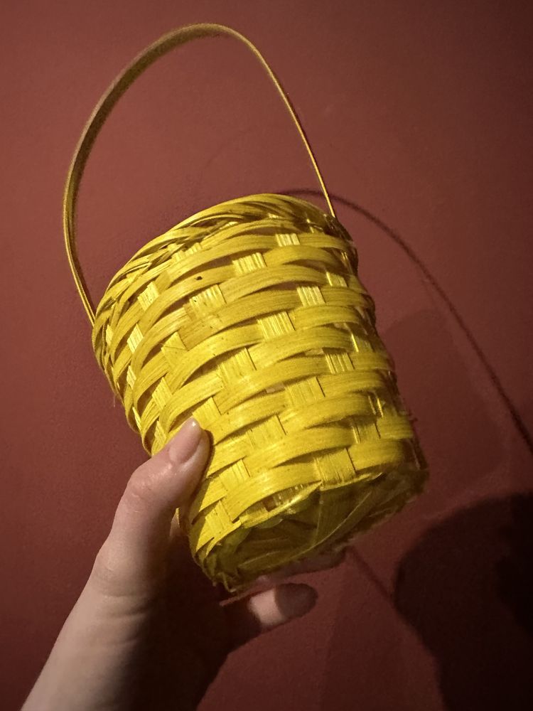Żółty koszyczek doniczka z wypełnieniem koszyczek koszyk