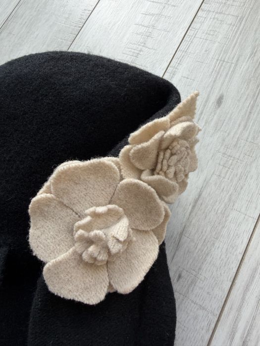 Czarny wełniany beret z ozdobnymi kwiatami one size Accessorize