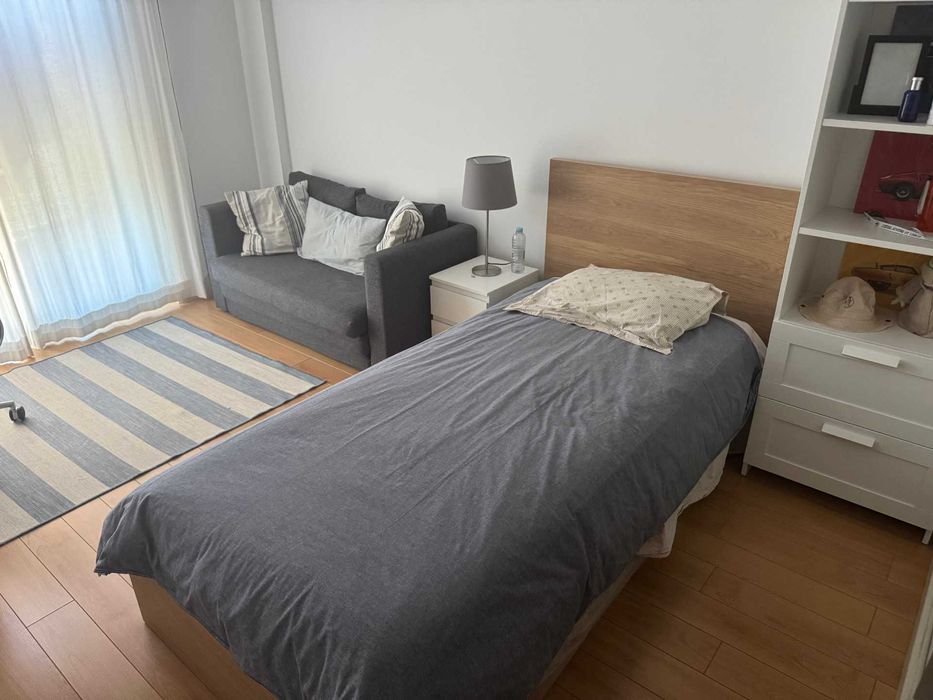 Cama solteiro como nova (90x200)