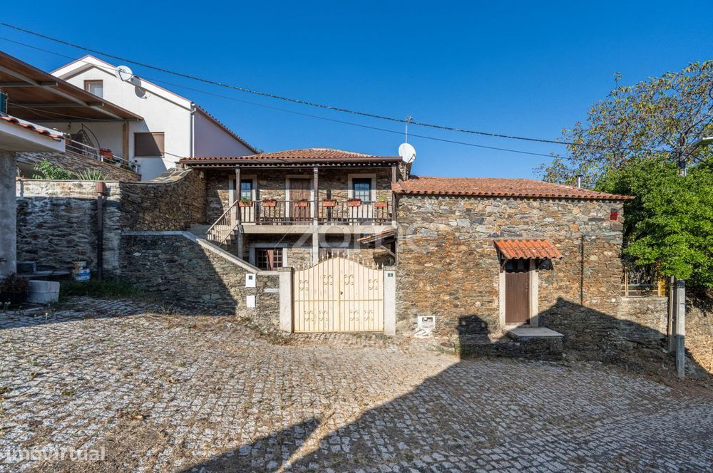 Moradia T2 com Anexo e Jardim, Amendoeira, Macedo de Cavaleiros