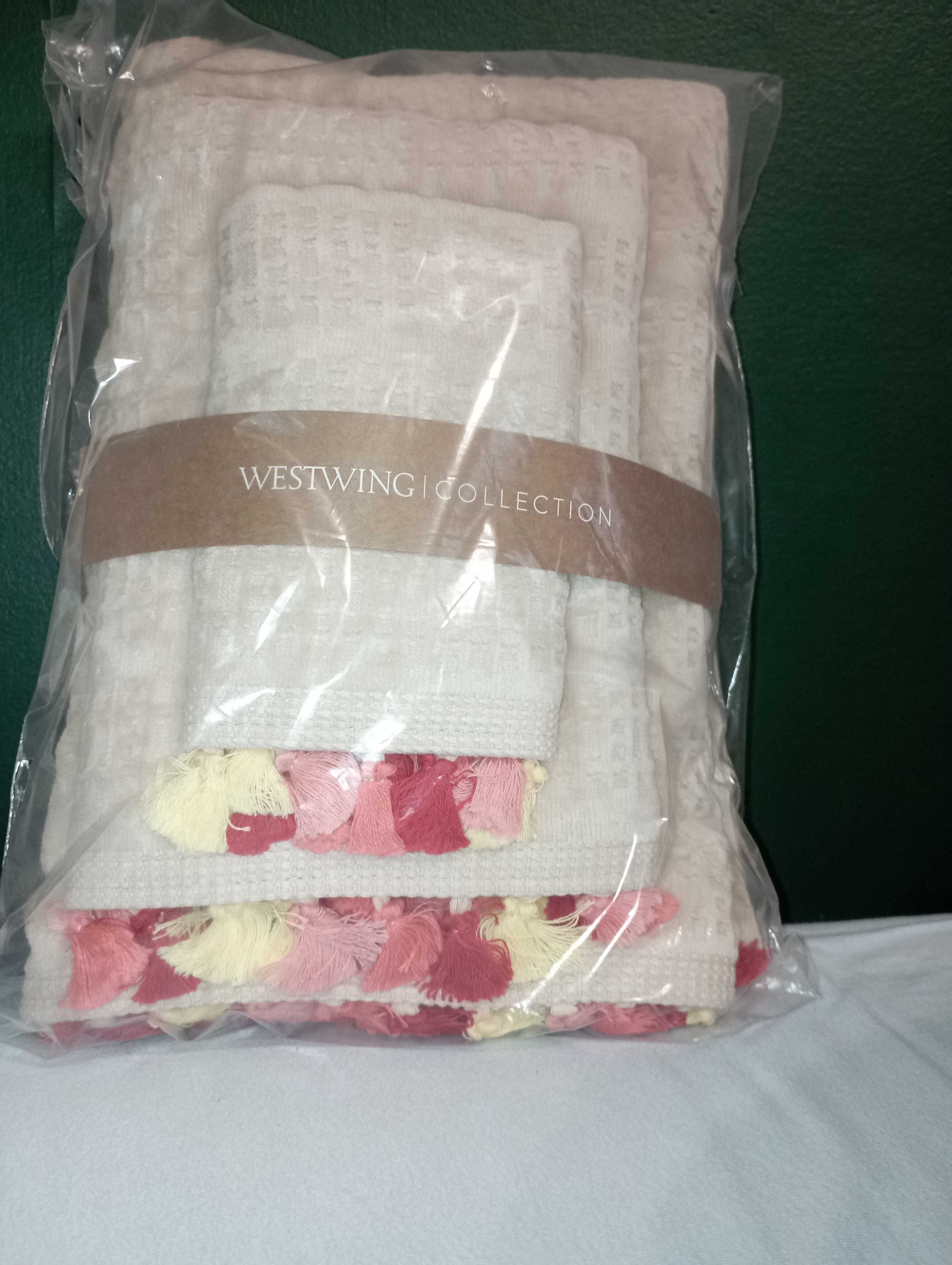 Beżowy ręcznik firmy Westwing