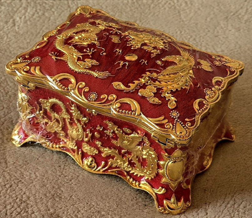 Szkatułka metalowa emaliowana złocona w stylu Faberge St.Petersburg.