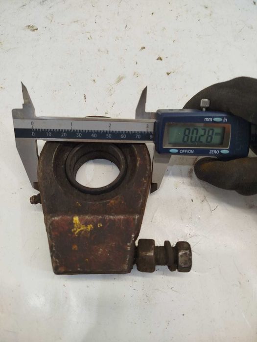 Ucho siłownika ładowacz skrzat Oryginał