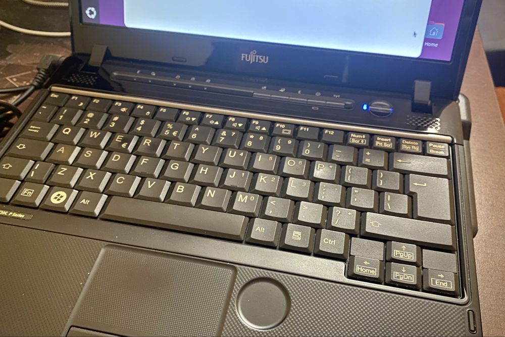 Laptop Fujitsu P771 (i7, 4GB, 128SSD) + stacja bazowa