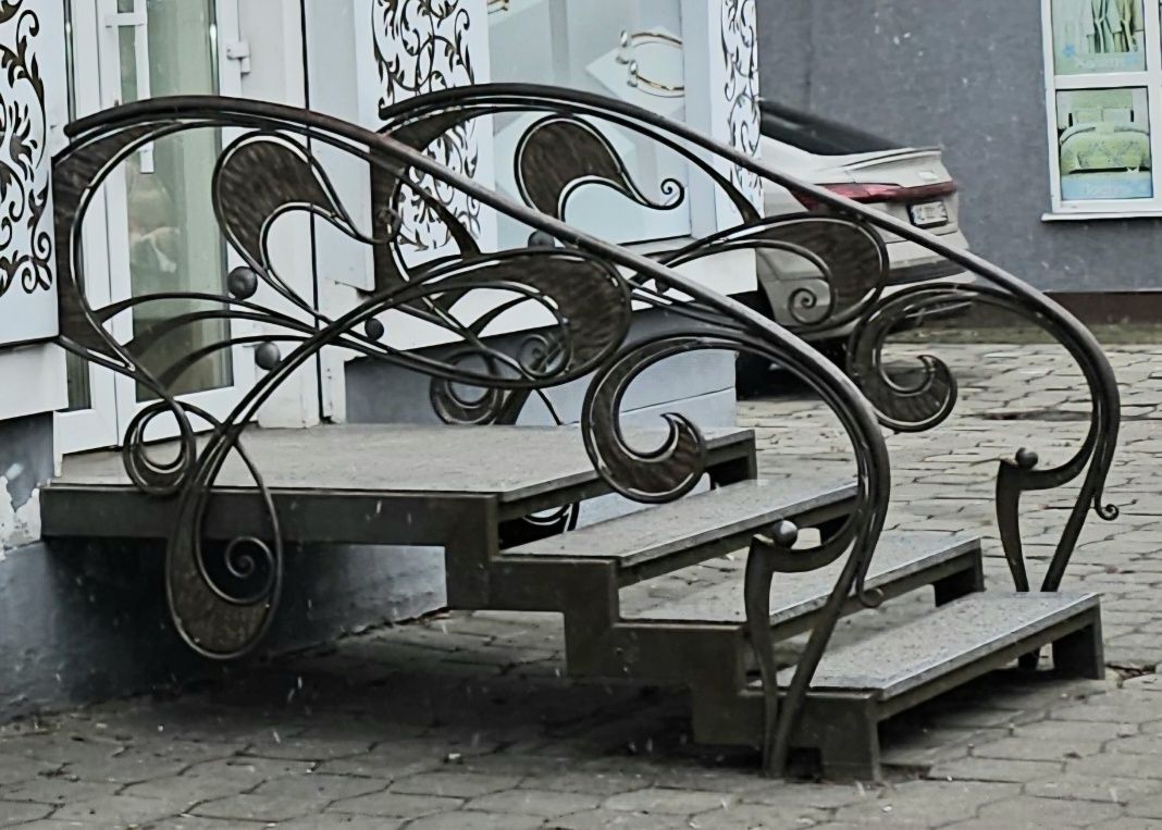 Сходи з кованими перилами