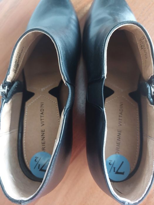 Skórzane botki na koturnie