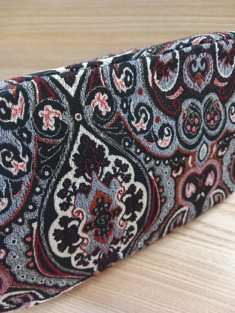Elegancką torebka z ozdobnym zapięciem I rączką