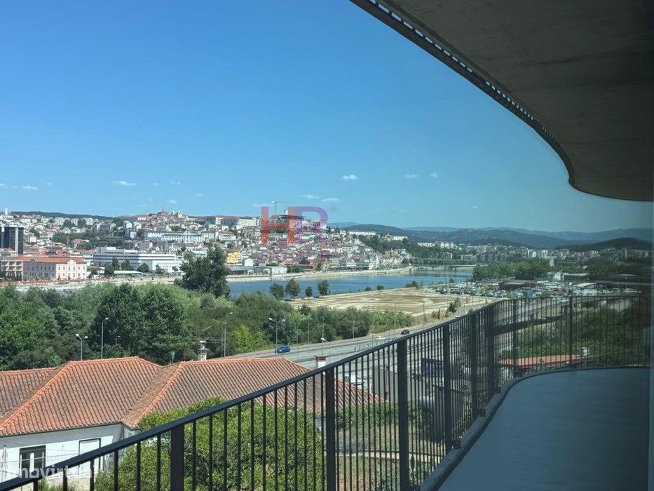 Vende-se T3 com dois aparcamentos privativos coberto e vista Rio.