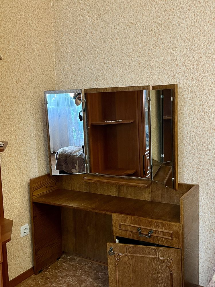 ТУАЛЕТНИЙ СТОЛИК. Терміново! 450 грн