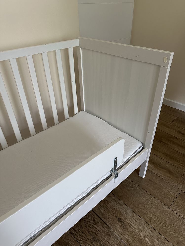 Łóżeczko niemowlęce Ikea Sundvik z materacem, ochraniaczem i barierką