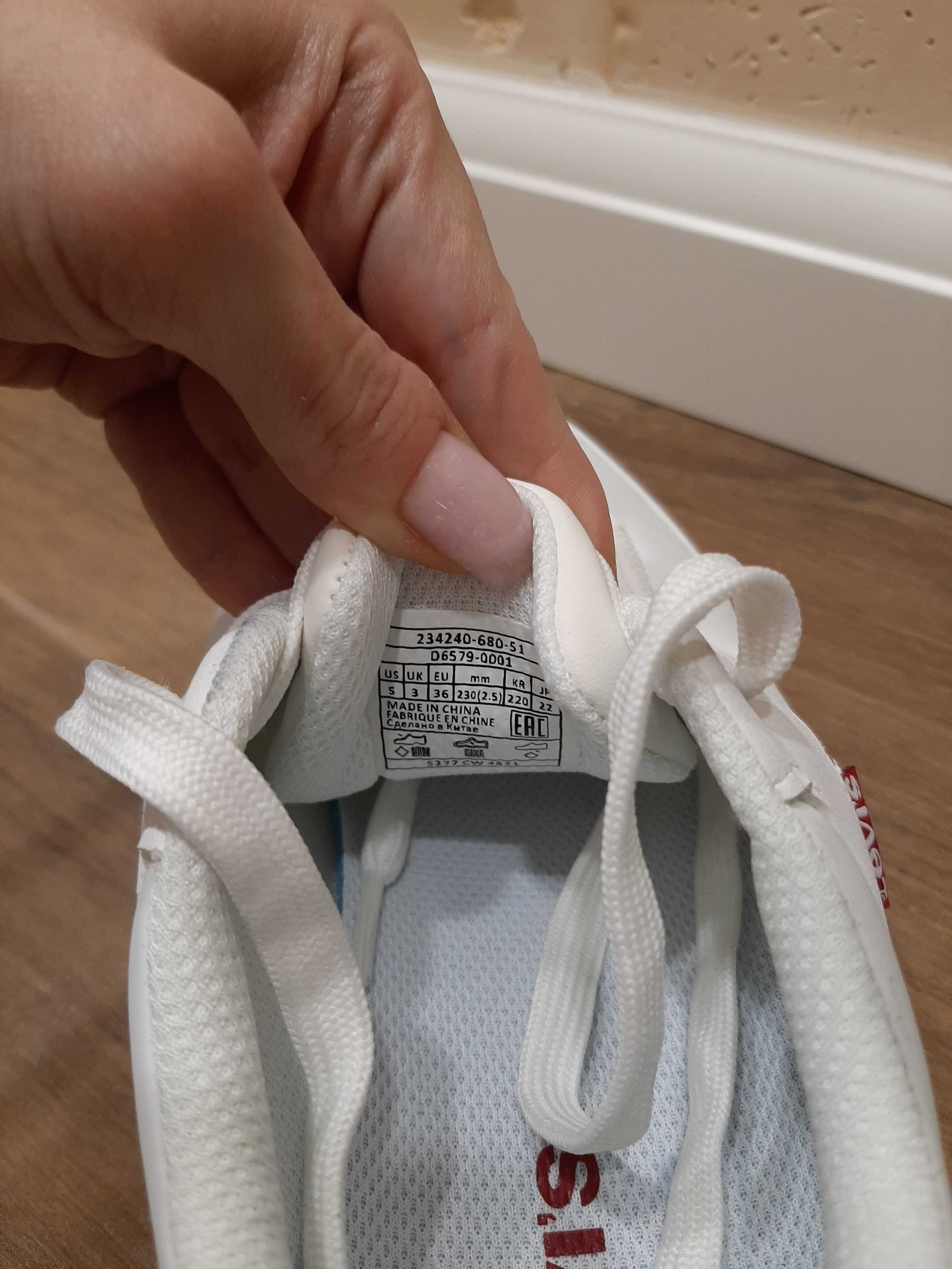 Білі кросівки Levis