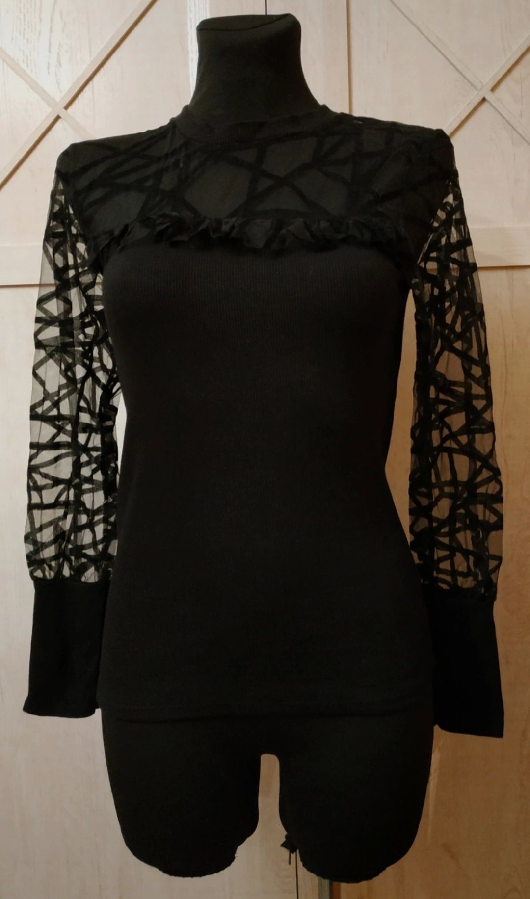 Atrakcyjny prążkowany włoski czarny sweterek