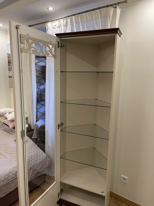 Вітрина кутова, в гарному стані. Самовивіз м.Львів