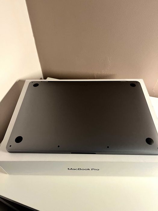 MacBook Pro 13" (M1, 2020) — bateria praticamente nova
