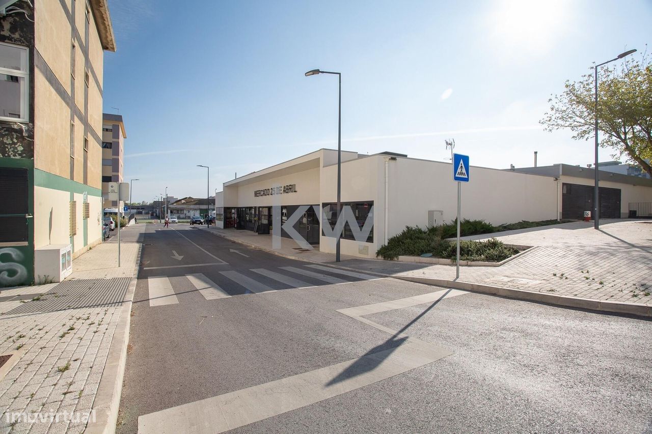 Espaço comercial de 70 m2 em Verderena, Barreiro – Disponível para ven