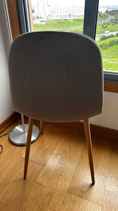 Mesa de jantar + conjunto de cadeiras acolchoadas