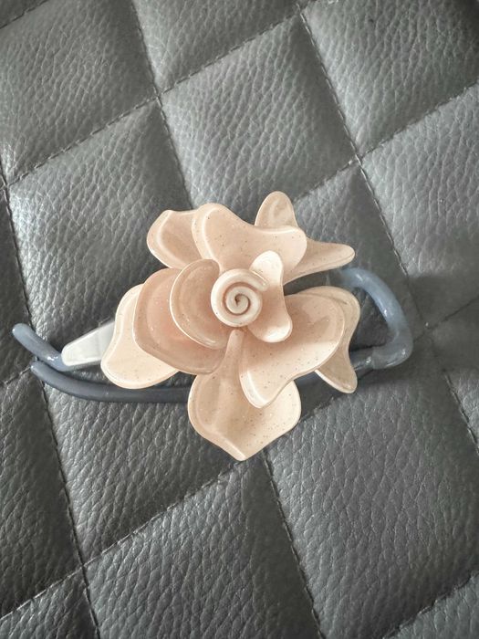Plastikowa spinka z dużym kwiatem