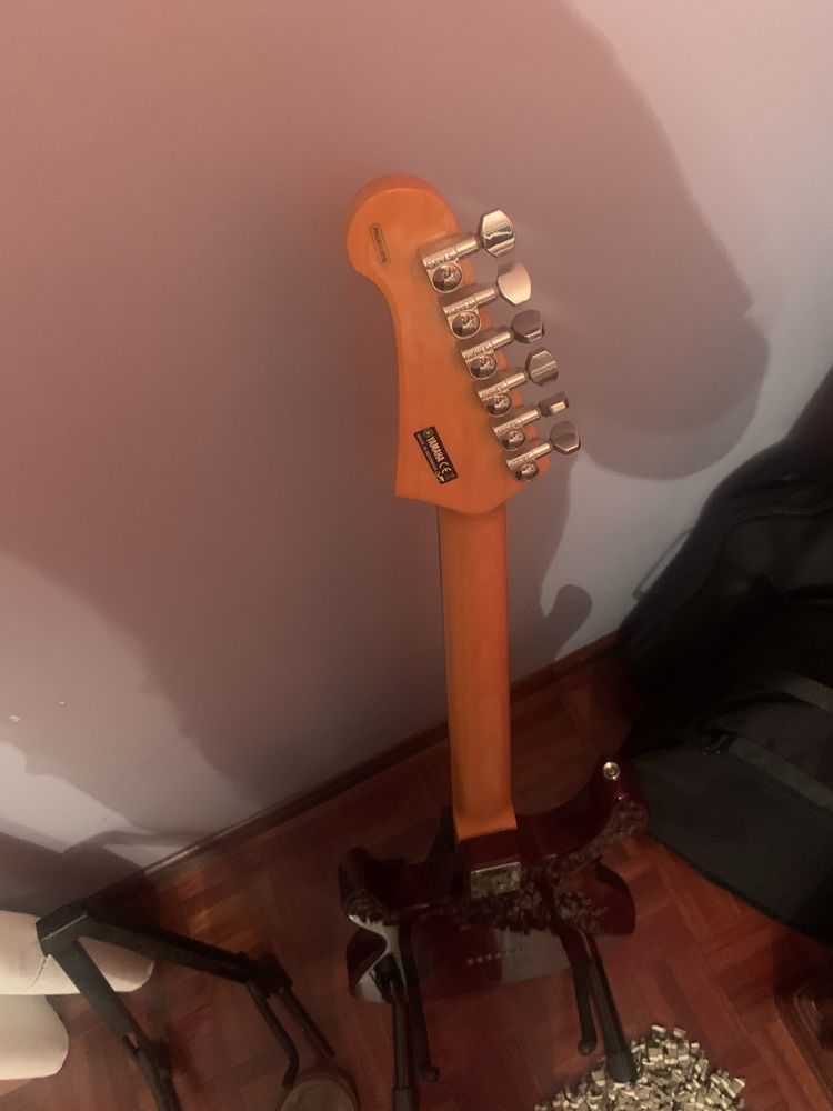 Guitarra yamaha HFM 611