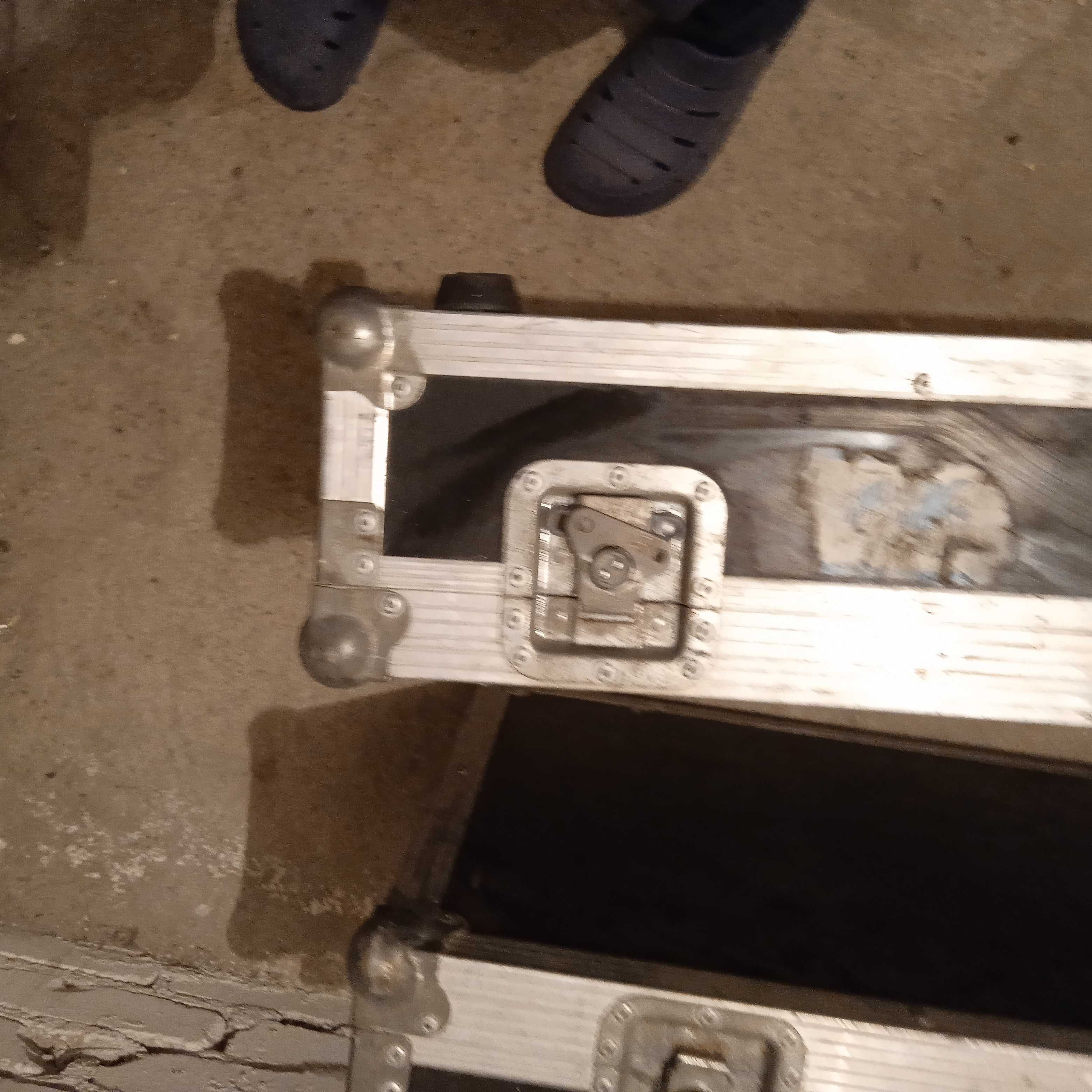 dwie duże skrzynie na instrumenty muzyczne case futerały