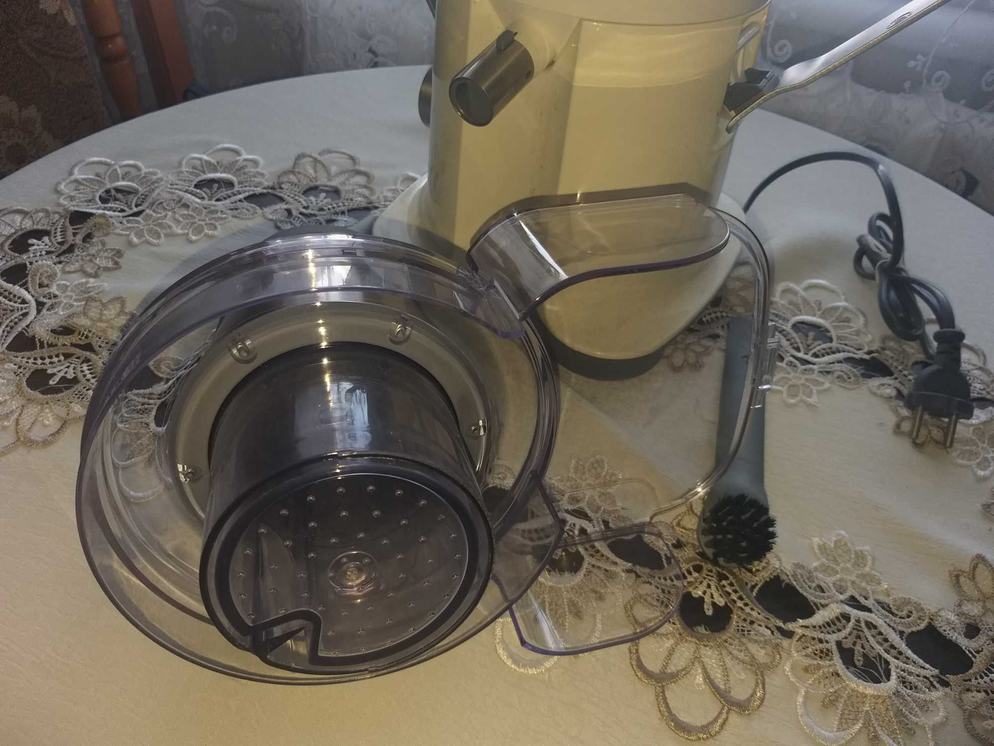 Соковитискач соковижималка відцентрова  Kenwood JE 730