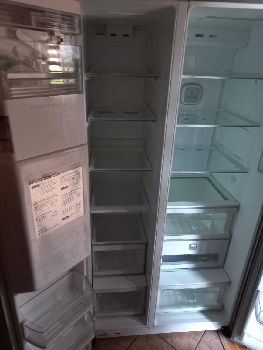 Lodowko zamrażarka LG z dystrybutorem wody i kostkarką do lodu