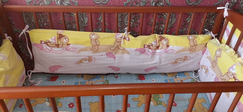 Дітяче дерев'яне ліжко