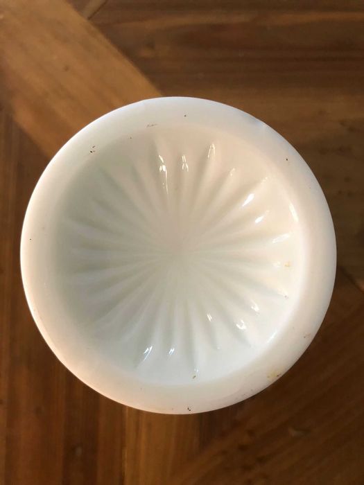 Copo Branco em vidro opala texturado anos 60