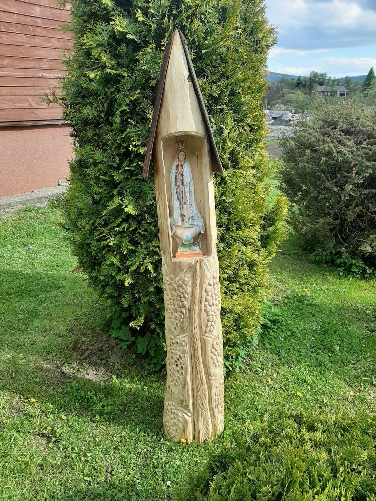 Kapliczka drewniana rzeźbiona