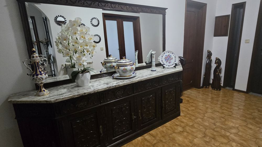 Móvel vintage com espelho e mármore