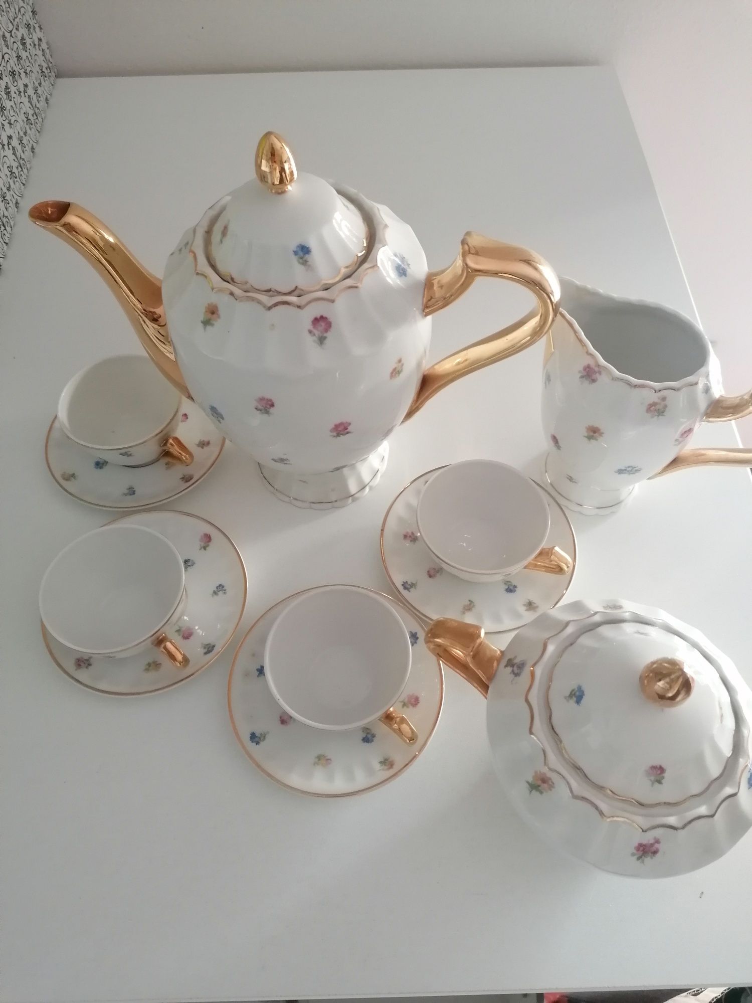 Bule e chávenas de café